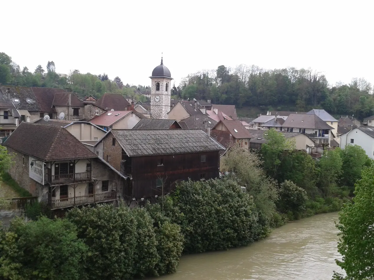 Le Pont-de-Beauvoisin - le Guiers et l'église Saint-Clément