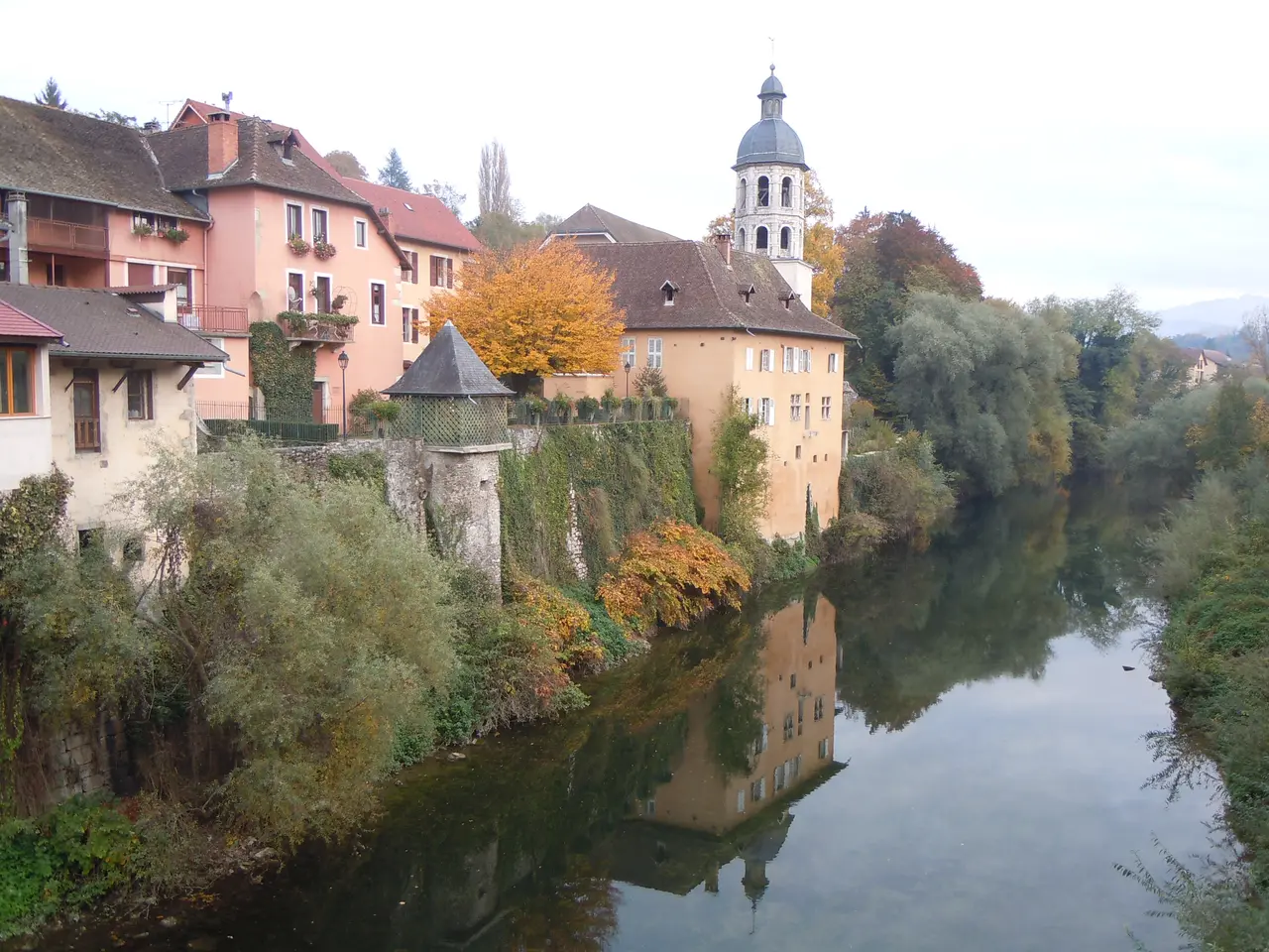 File:Eglise des Carmes- Le Pont de Beauvoisin Savoie.jpg