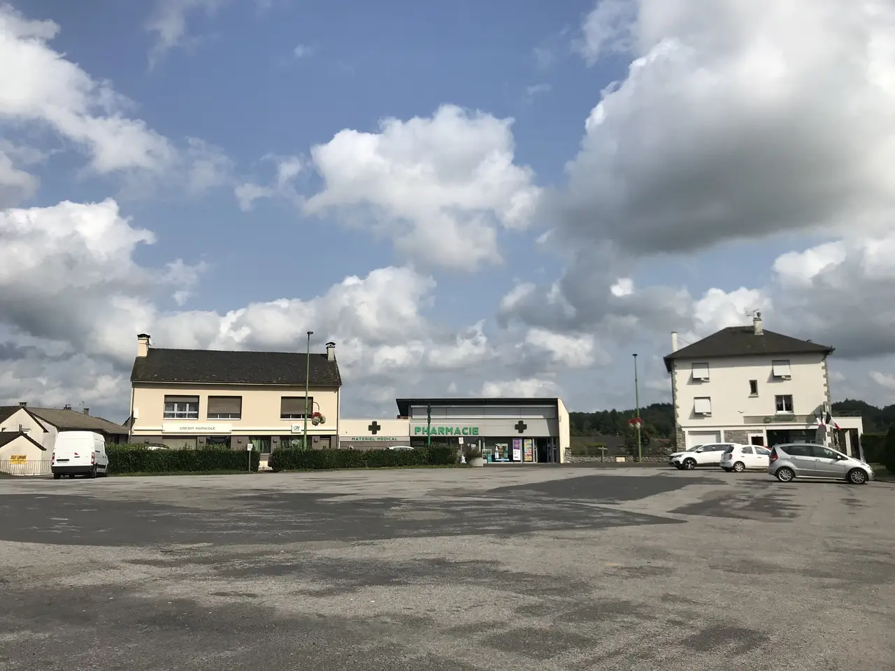 Le Rouget-Pers - place de la Mairie