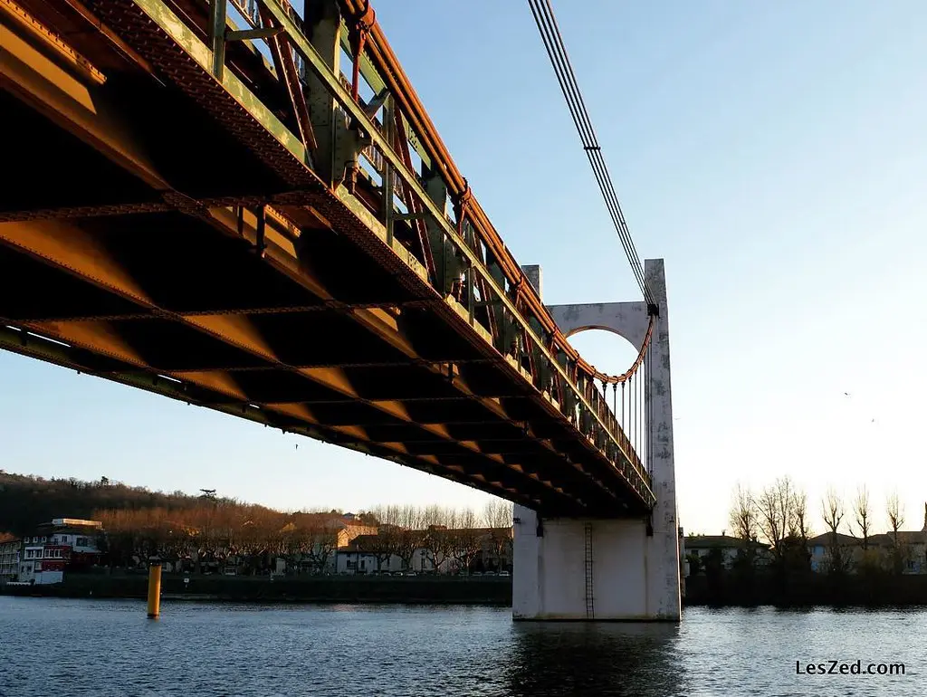 Under a bridge over the river Rhone (Condrieu - France) // Sous le pont, entre Condrieu et Les Roches-de-Condrieu #condrieu #lesrochesdecondrieu #rhone #viarhona #bridge #pont #river #digitalnomad #pilat #pilatmonparc #loiretourisme #rhonealpes #france #i