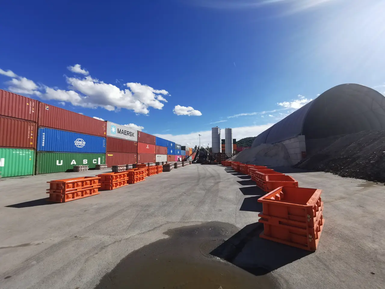 Containers in Loire-sur-Rhône i