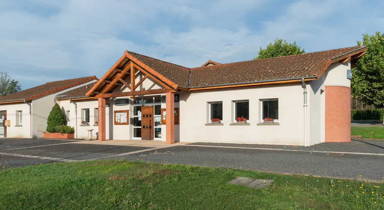 Town hall of Luzillat (3)