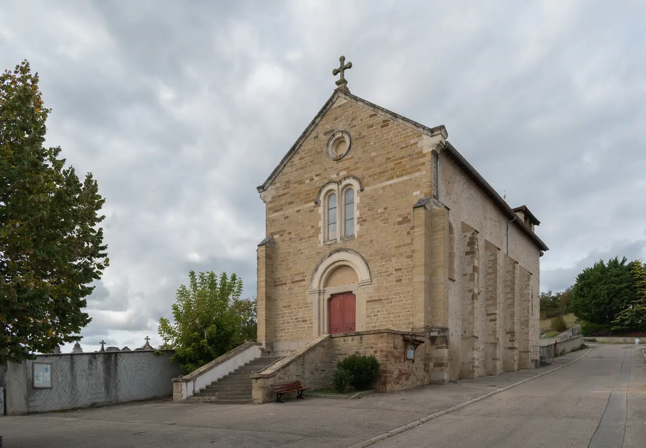 Saint Louis church in Luzinay 01