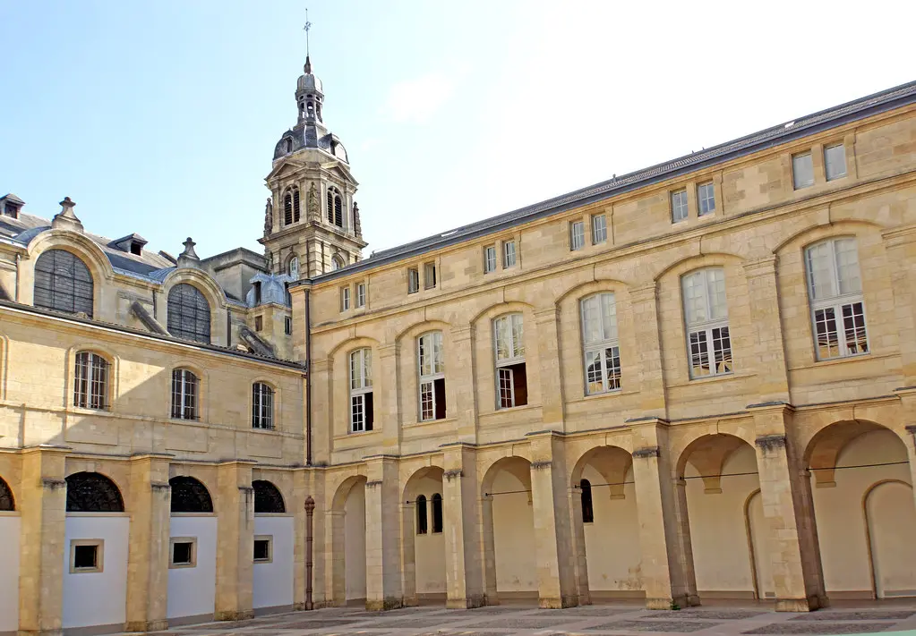 France-001767 - Cour Mably Courtyard