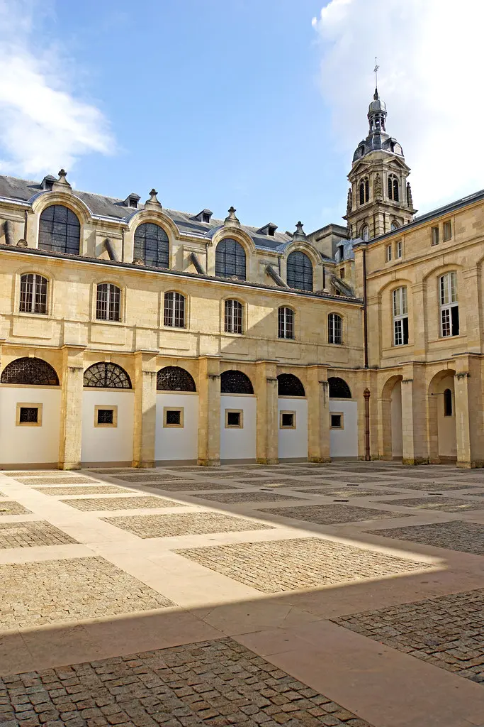 France-001760 - Cour Mably Courtyard