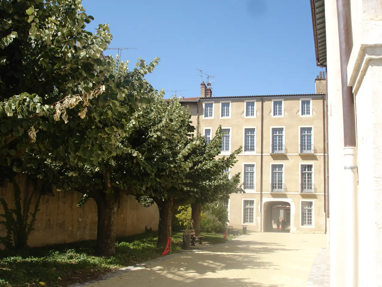 Hôtel Marron de Meillonnas cour intérieur