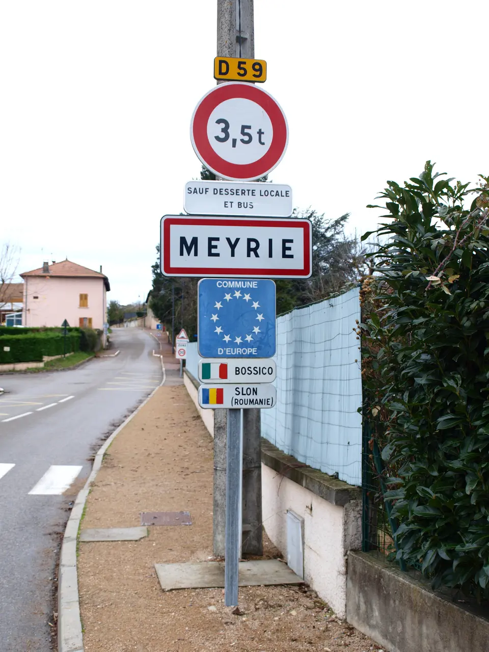 Meyrié-FR-38-panneau d'agglo-01