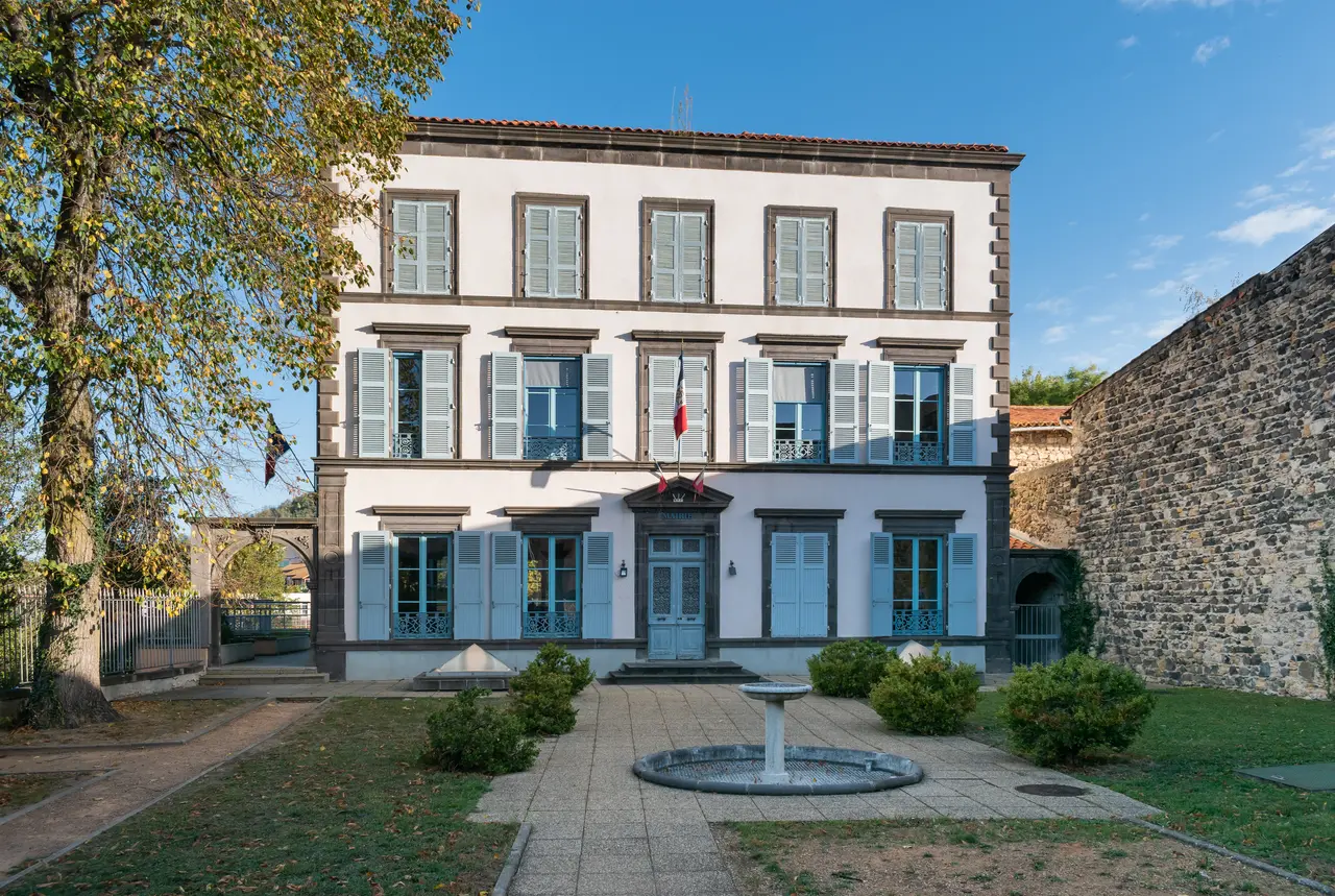 Town hall of Mirefleurs (1)