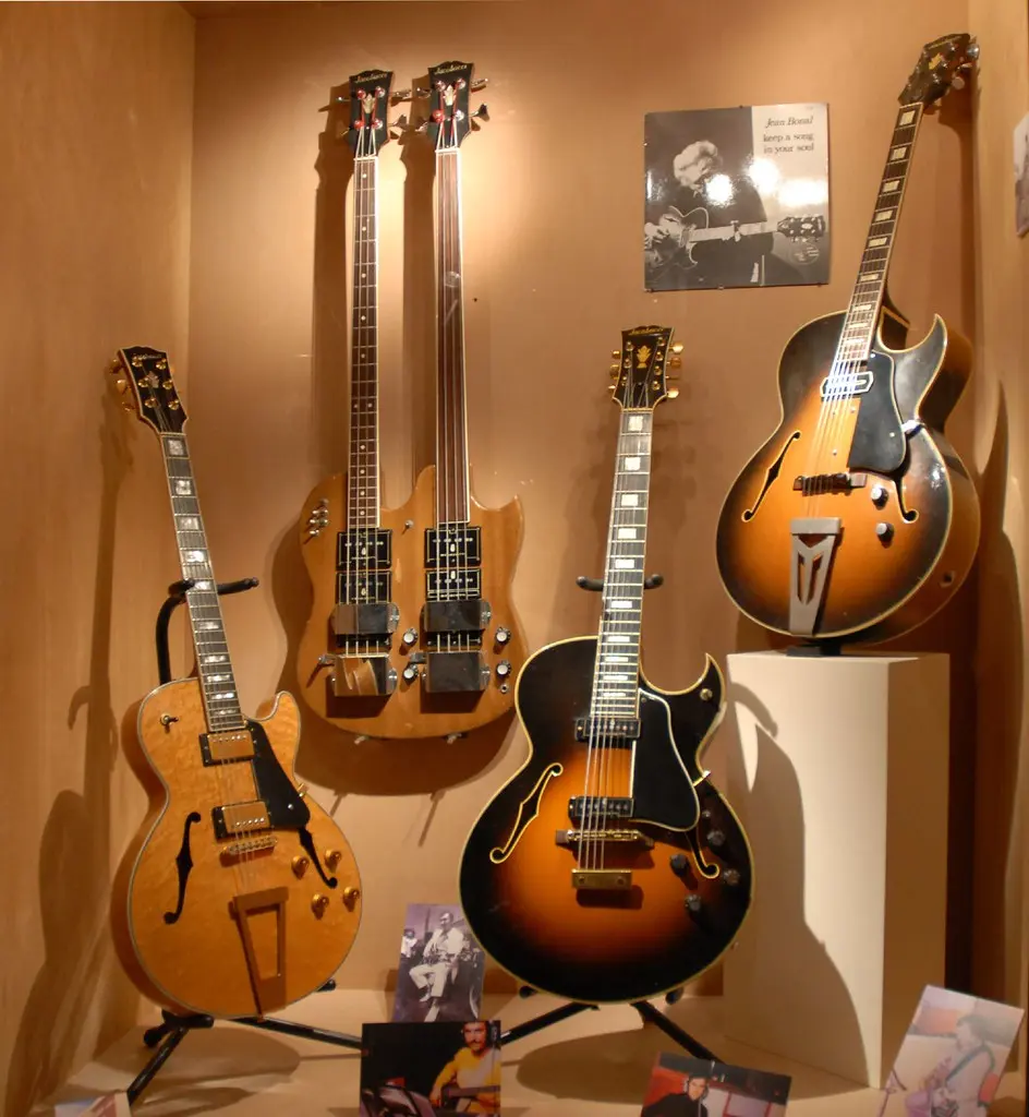 L'exposition 'Guitares Jacobacci' (Montluçon)