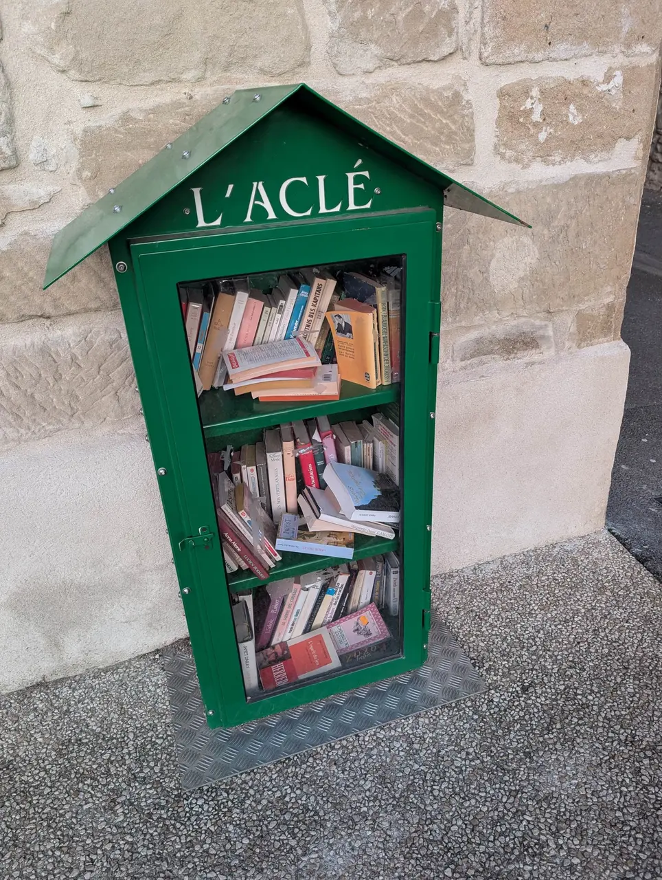 Mours-Saint-Eusèbe - Rue du Puits - boîte à livres