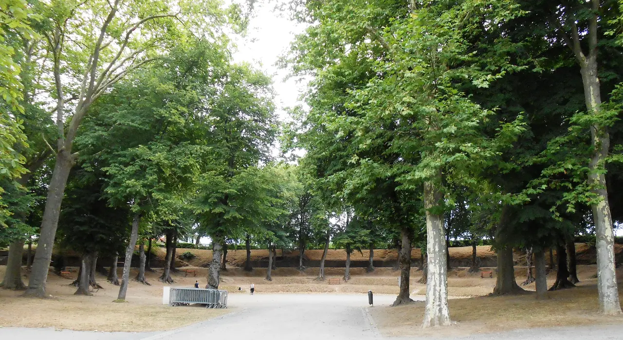 Théâtre-amphithéâtre gallo-romain ('Parc des Arènes') à Néris-les-Bains (France, Allier)