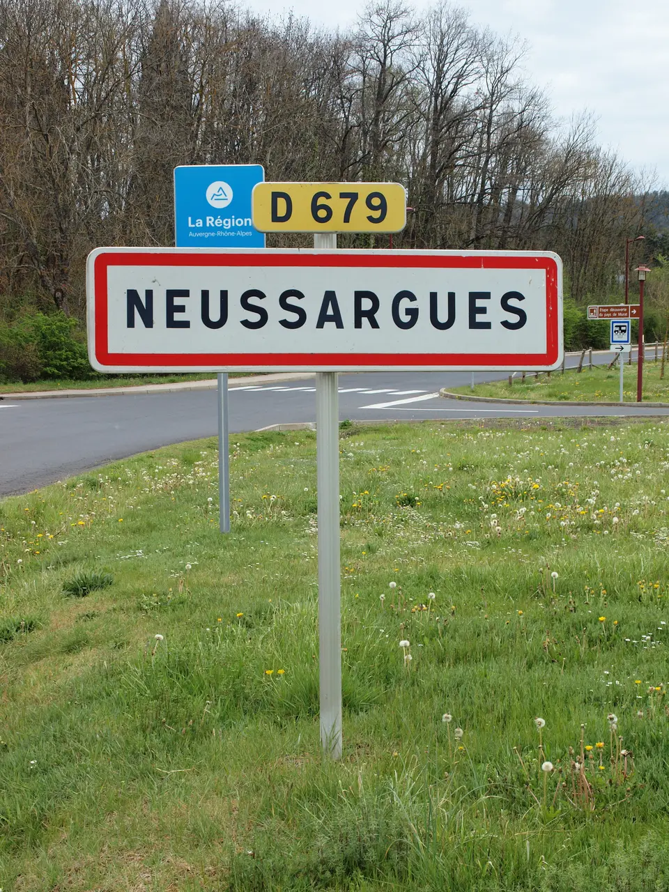 Neussargues-FR-15-panneau d'agglomération-01