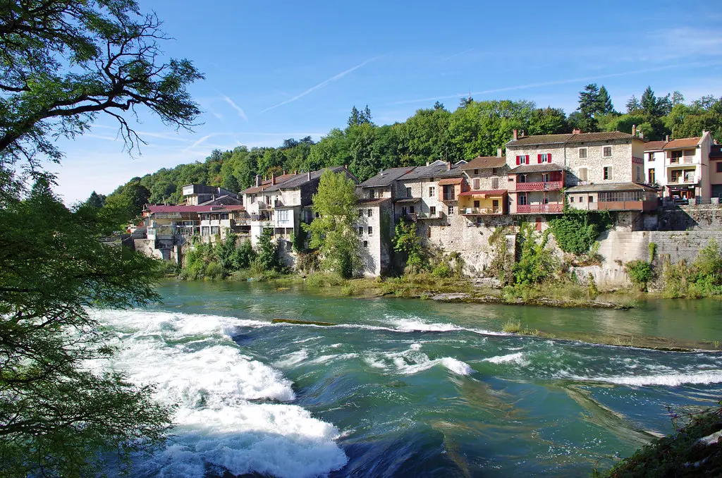 Neuville-sur-Ain (Ain).