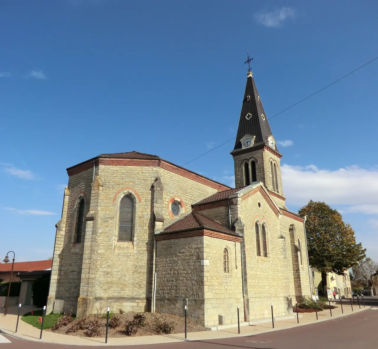 Église de Niévroz, angle sud-ouest