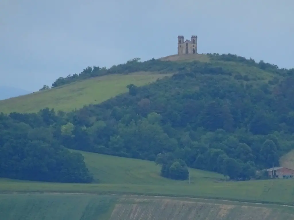 La chapelle Notre-Dame-de-la-Salette domine le paysage entre Pérignat-sur-Allier et Billom, Puy-de-Dôme