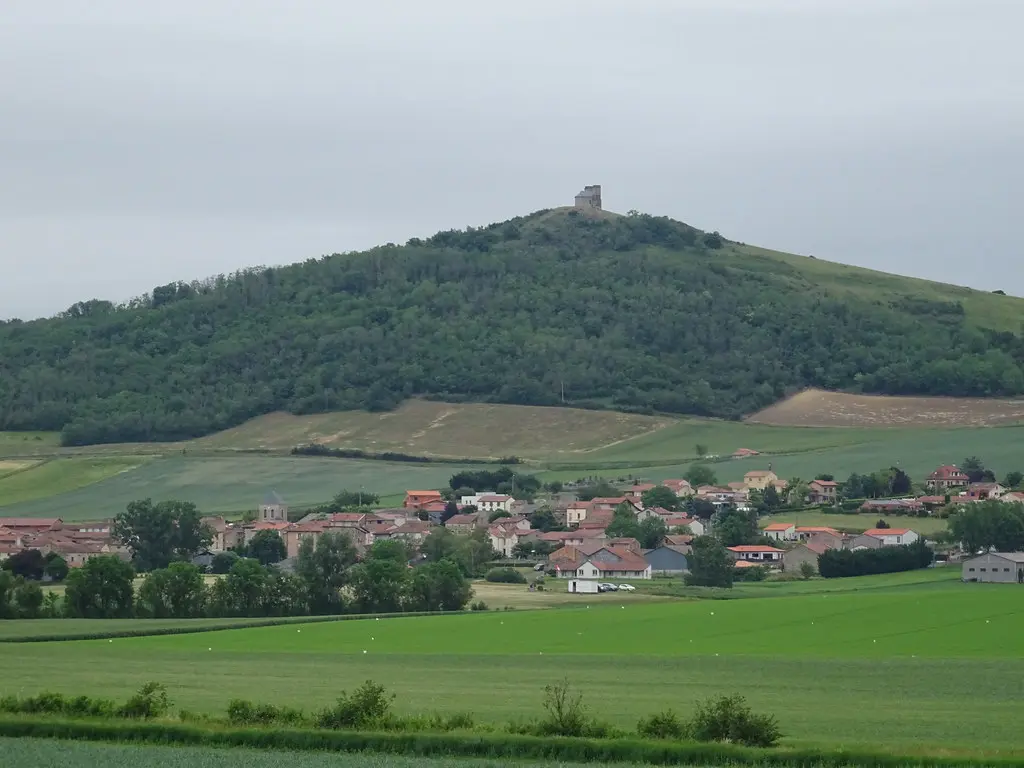 La chapelle Notre-Dame-de-la-Salette domine le paysage entre Pérignat-sur-Allier et Billom, Puy-de-Dôme