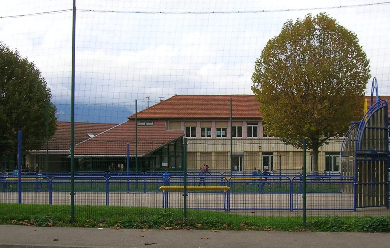File:École Poisat agbc7.jpg
