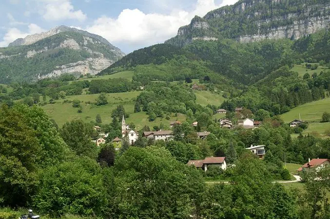 Pommiers la Placette - vue du village - 002