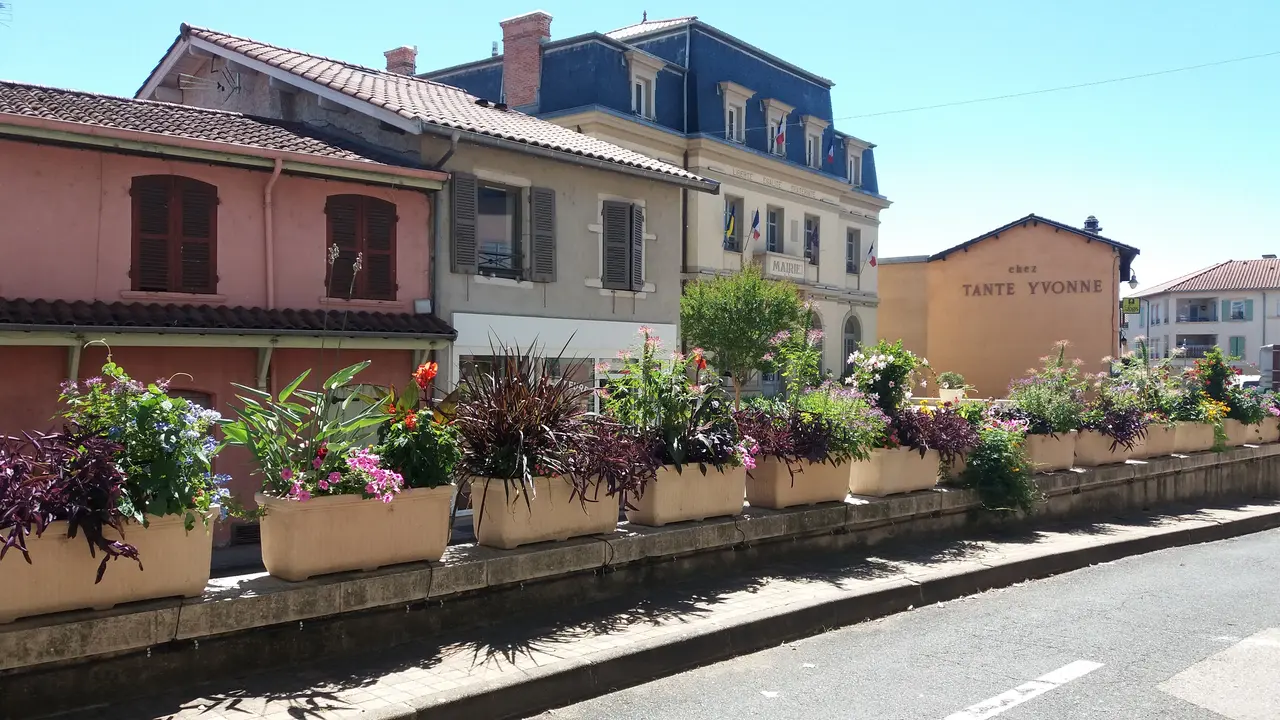 Quincieux - Rue de la République - Vue sur la mairie et le restaurant Tante Yvonne