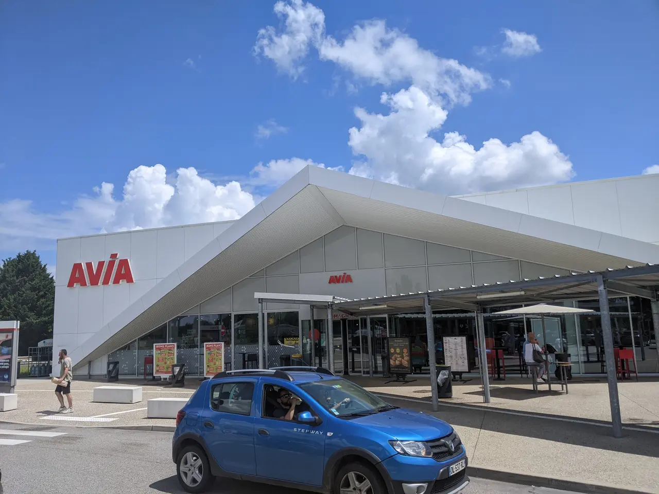 Aire de Romagnieu (A43) - Bâtiment boutique Avia (juin 2023)