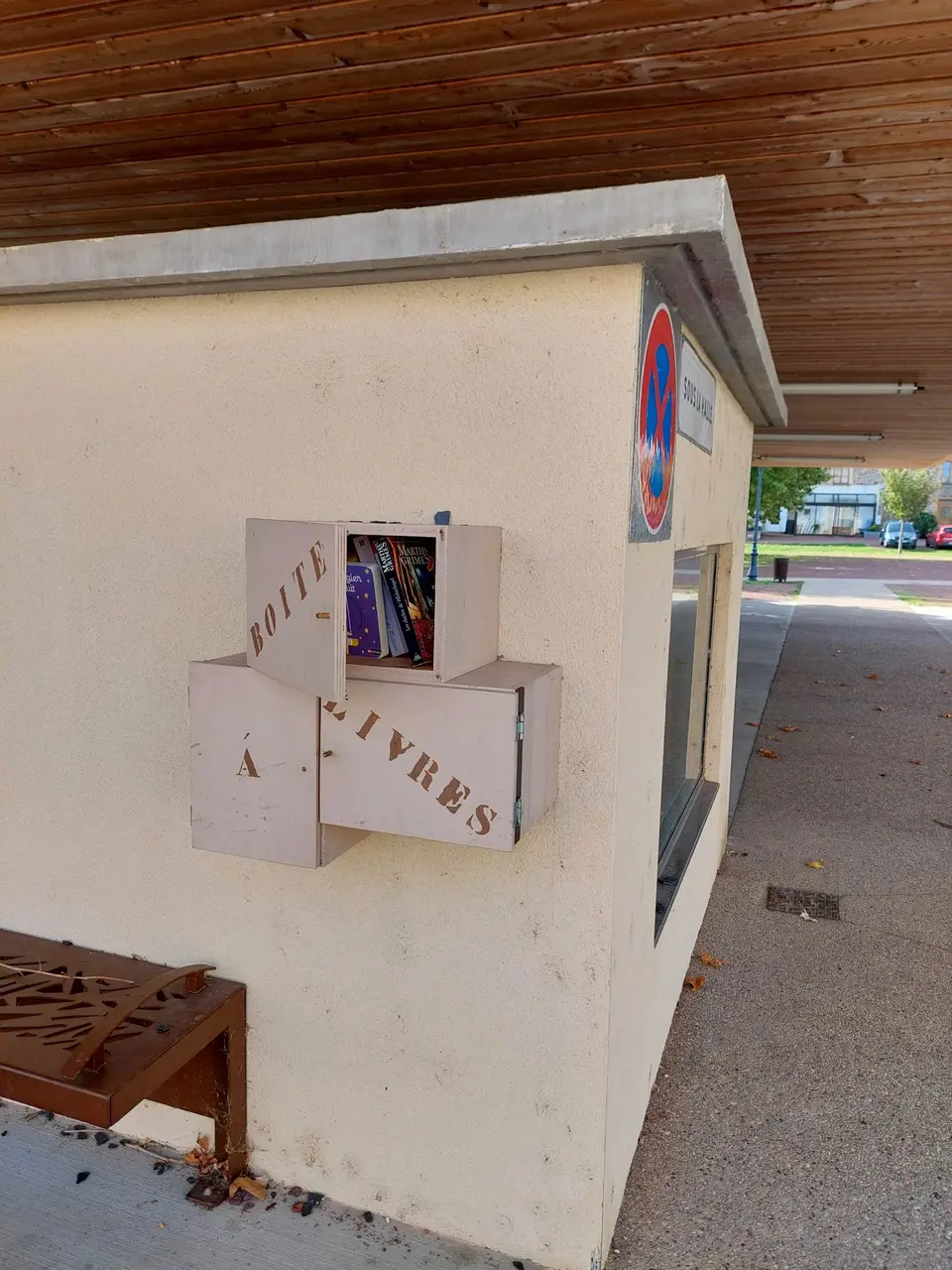 Saint-André-d'Apchon - Place de la mairie - boîte à livres