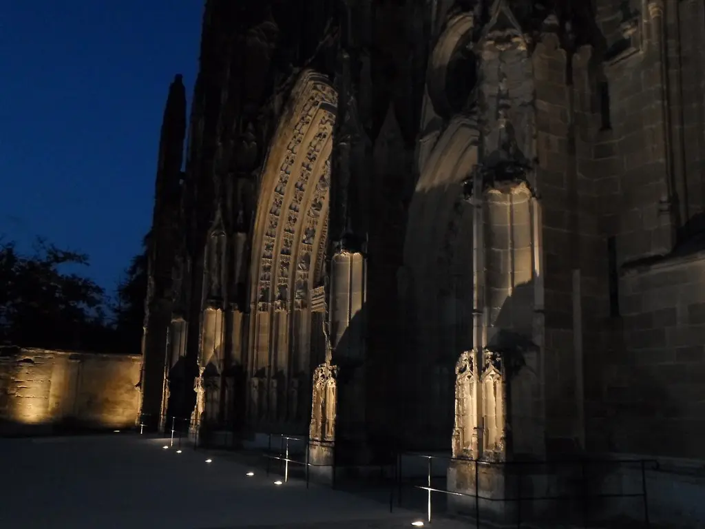Eglise Saint-Antoine-l'Abbaye by night 38160 PA38000020_VAN_DEN_HENDE_ALAIN CC -BY-SA_4_0 _050169