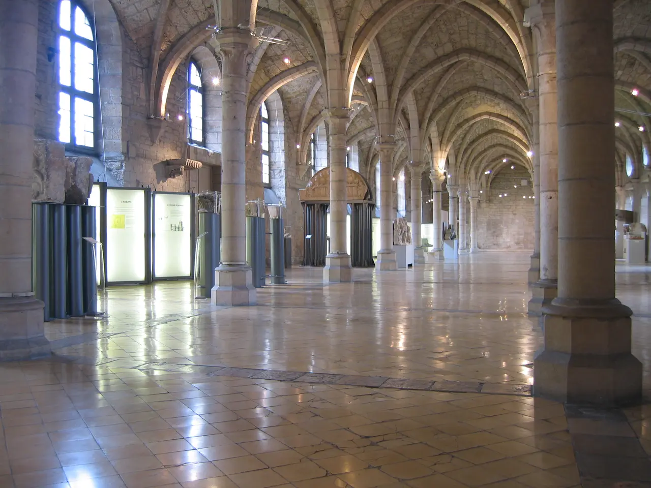 File:Dortoir des moines ancienne abbaye bénédictine Saint-Bénigne Dijon France.JPG
