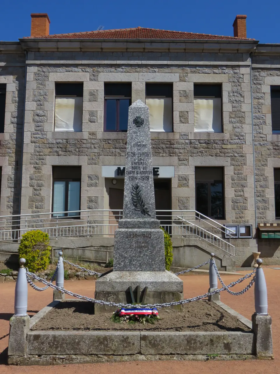 Saint-Cyr-les-Vignes - Monument aux morts et mairie