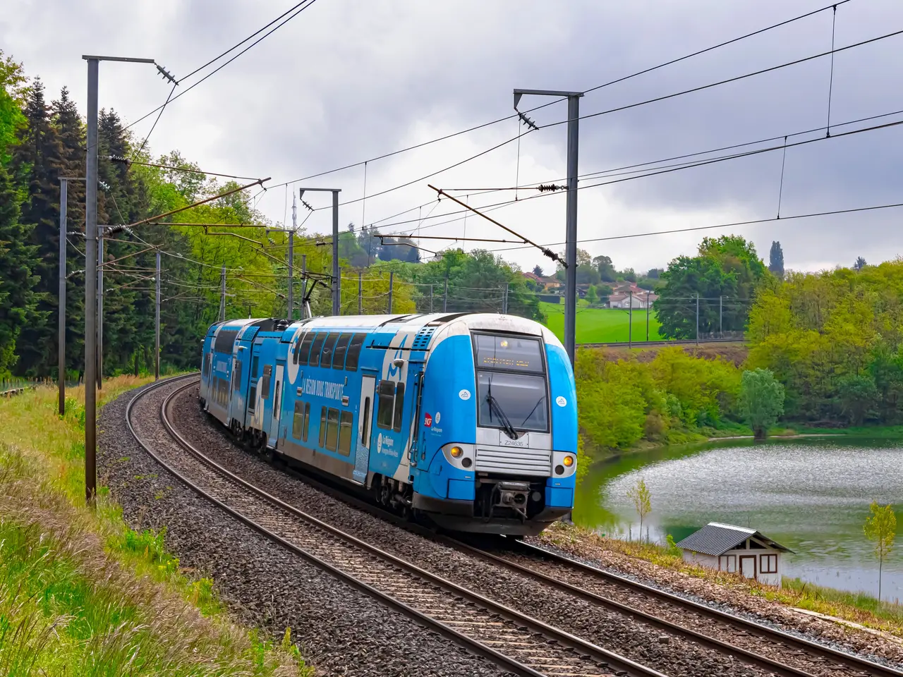Deux trains Z24500 à Saint-Didier-de-la-Tour (38)