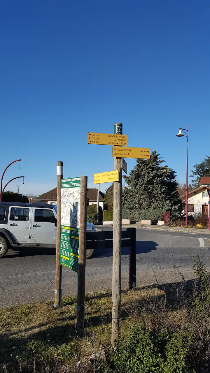 Panneau de randonnée du carrefour Saint Didier de la Tour