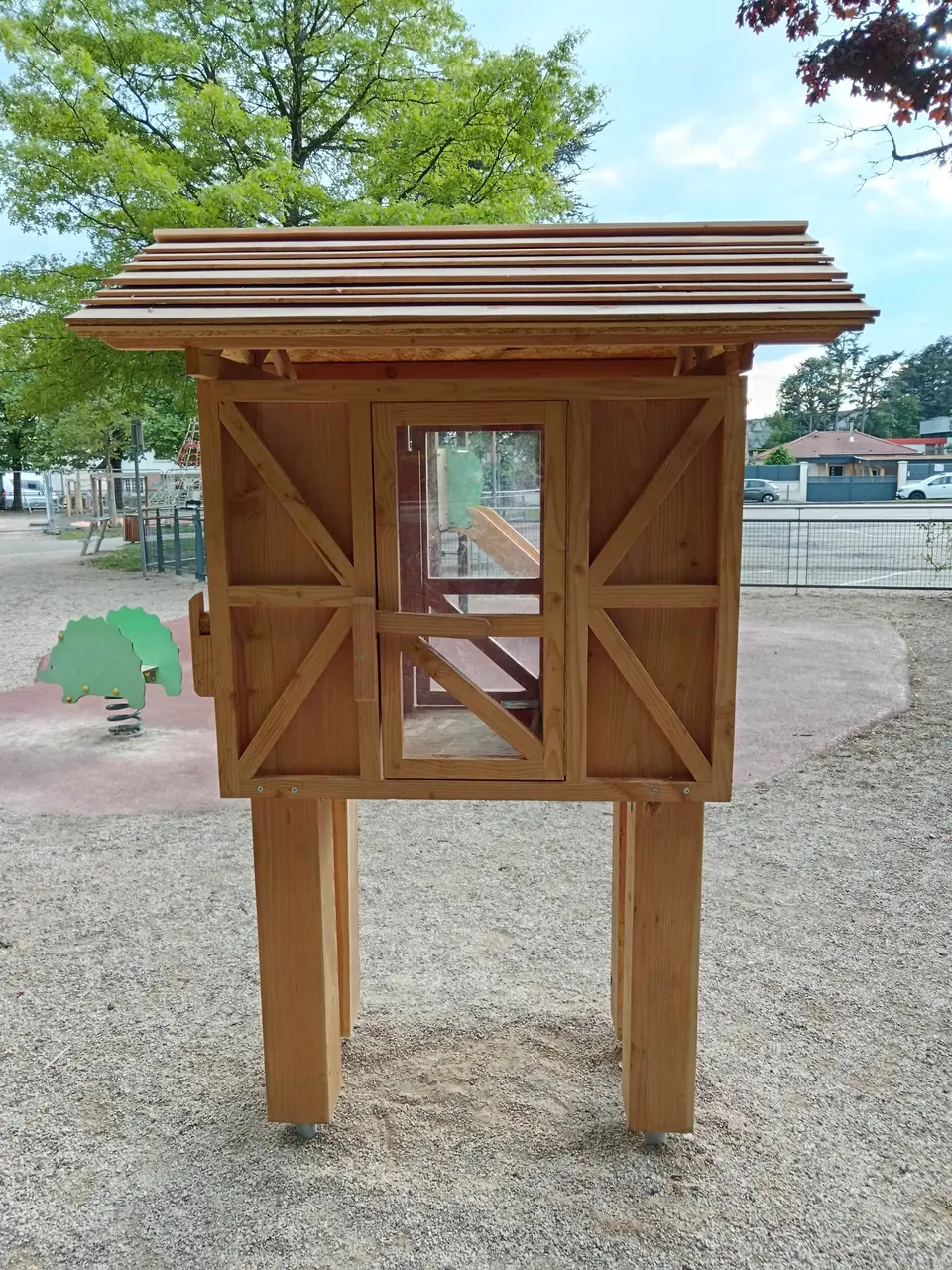 Saint-Genest-Lerpt - rue de Montbrison - boîte à livres