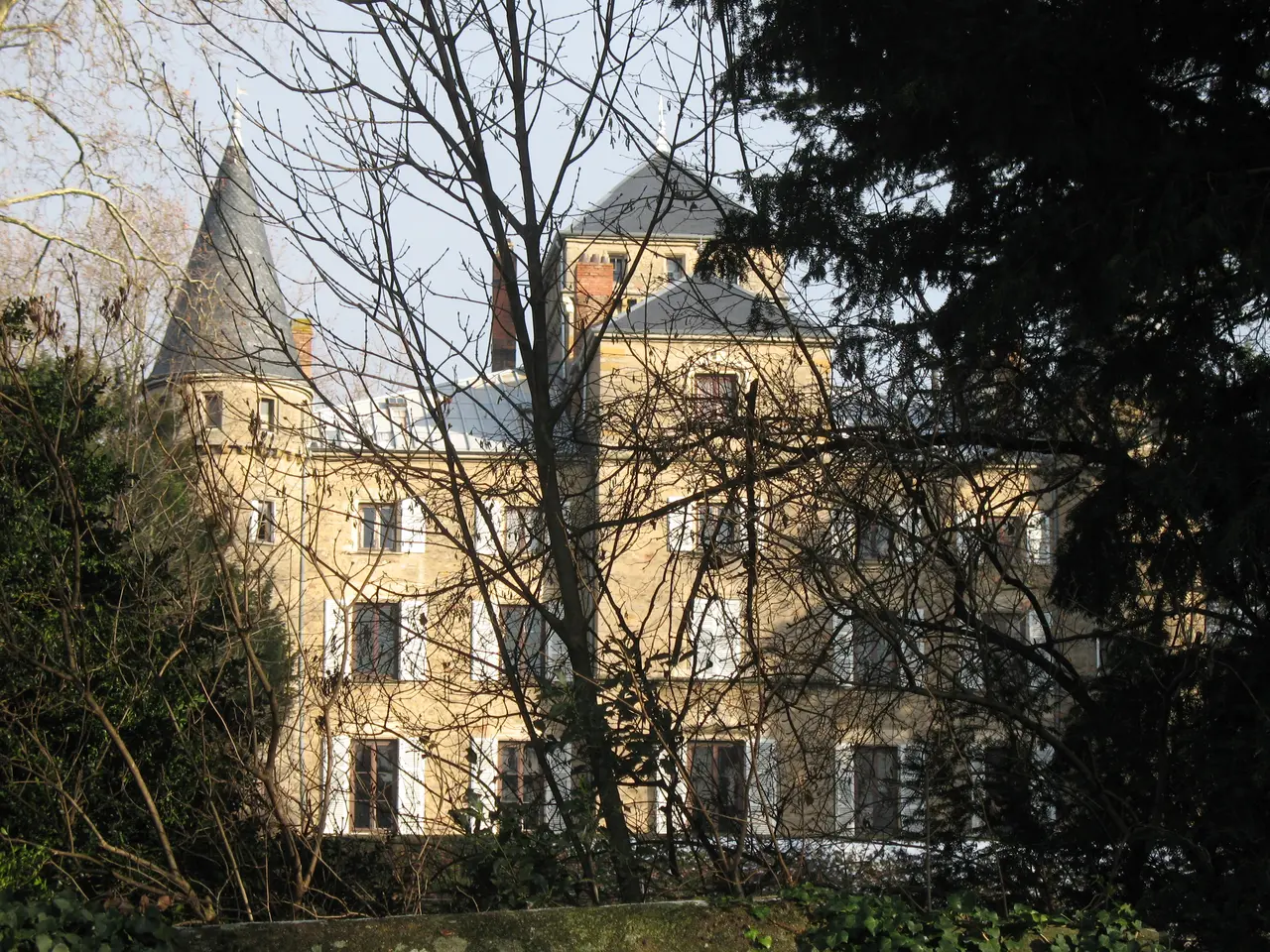 File:Château de la Combe (Saint-Germain-au-Mont-d'Or 3).jpg