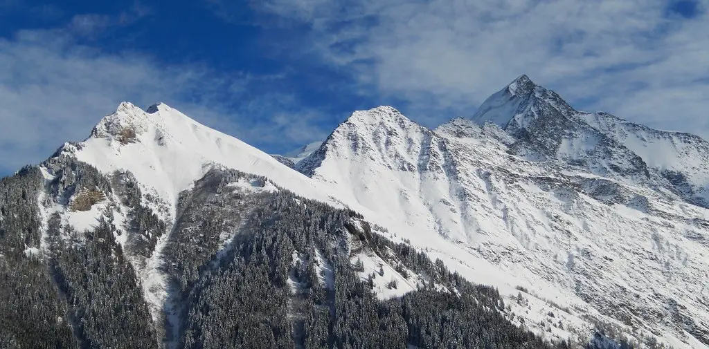 Le Mont Vorassay (2299m) et l'Aiguille de Bionnassay (4052m), massif du Mont Blanc depuis Saint Nicolas de Veroce, commune de Saint Gervais-les-Bains, Haute-Savoie, Rhône-Alpes, France.