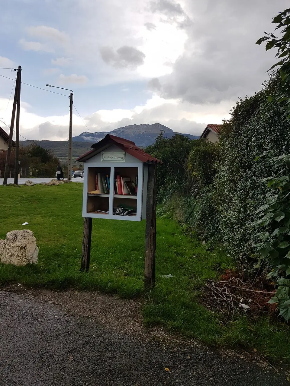Saint-Jean-de-Moirans - boite à livres - mapillary 3833876043395910