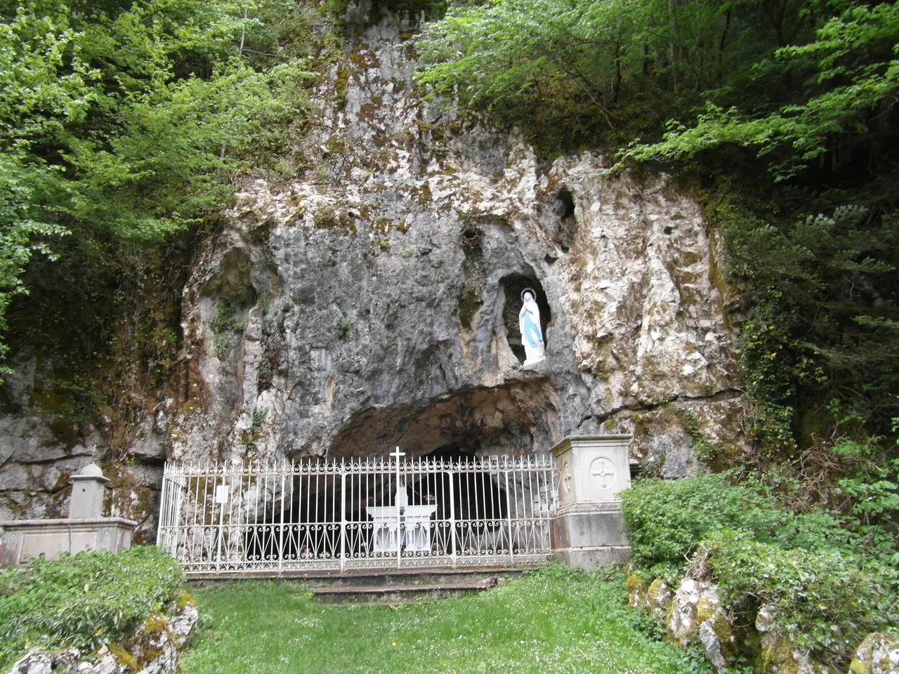 Grotte 'de Lourdes' de Saint-Joseph-de--Rivière