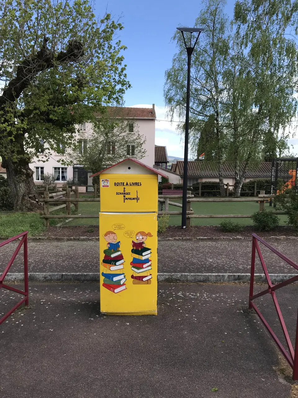 Saint-Just-la-Pendue - place de la chapelle - boîte à livres