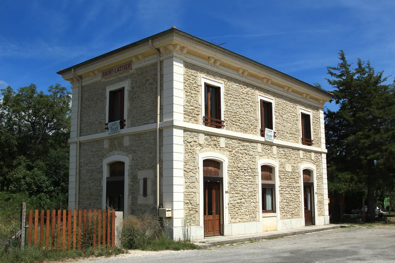 Bâtiment voyageurs de la gare de Saint-Lattier par Cramos