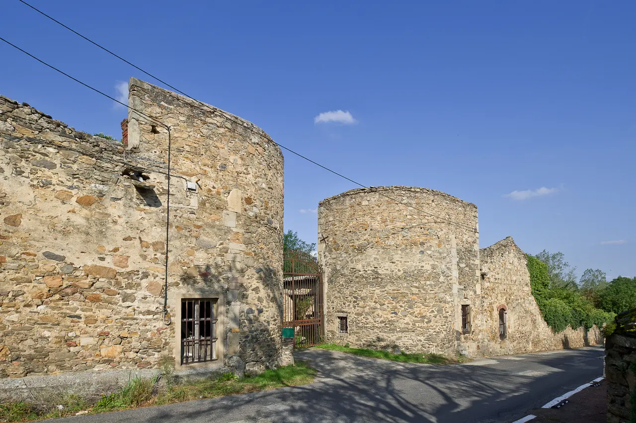 Saint-Laurent d'Agny, château du Clos Bourbon (entrée)