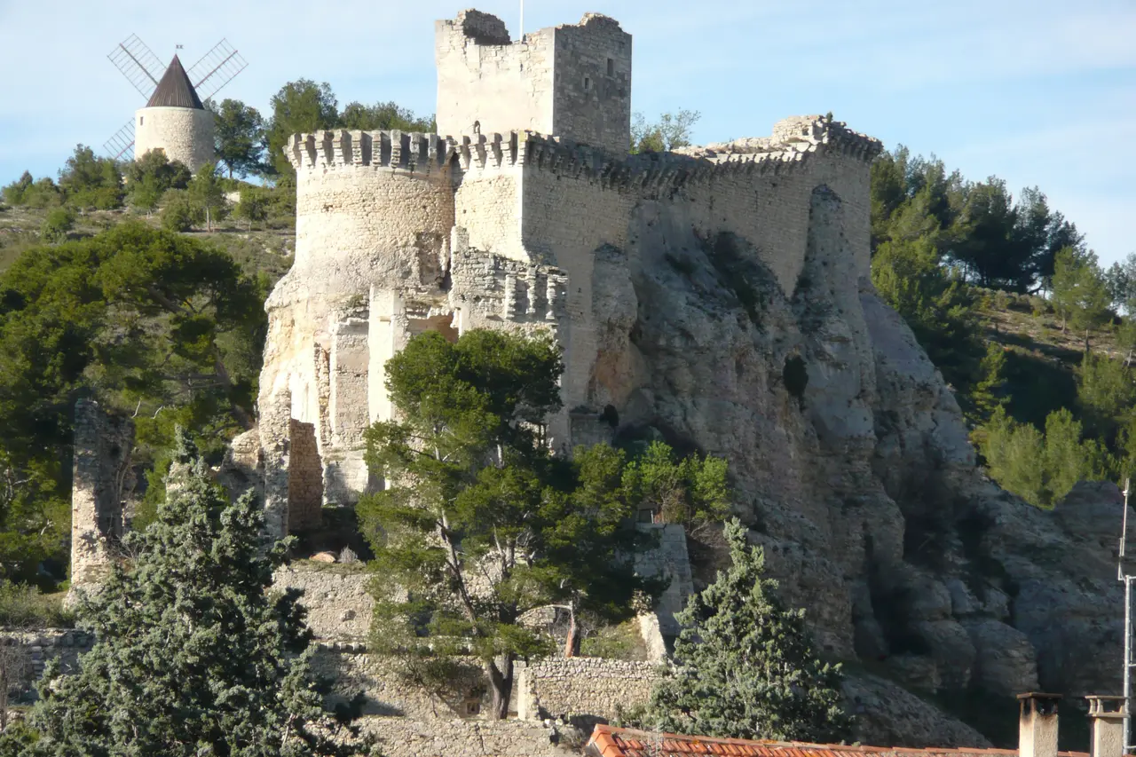 File:Chapelle Saint Marcellin et moulin Bonnet à Boulbon.JPG