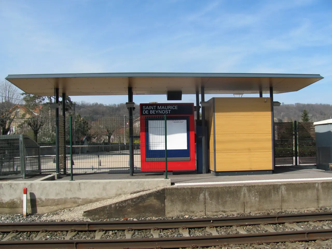 File:Gare de Saint-Maurice-de-Beynost - mars 2011.jpg