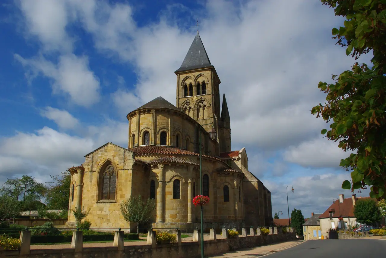 Vue extérieure de l'église de Saint-Menoux