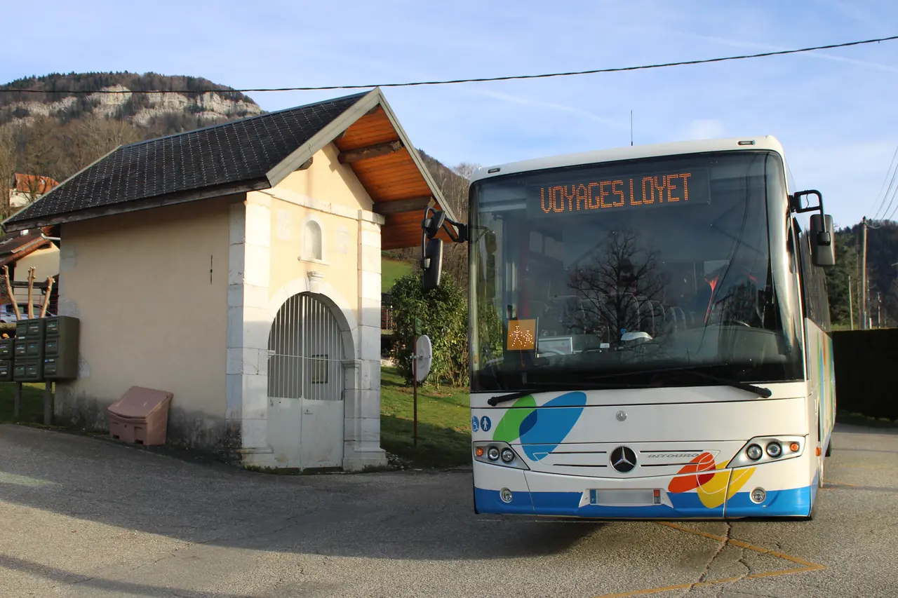 Saint-Offenge°Saint-Offenge-Dessus - 73100 - 2023.03.16 - Mercedes-Benz Intouro devant la Chapelle Sainte-Euphémie © Anthony Levrot