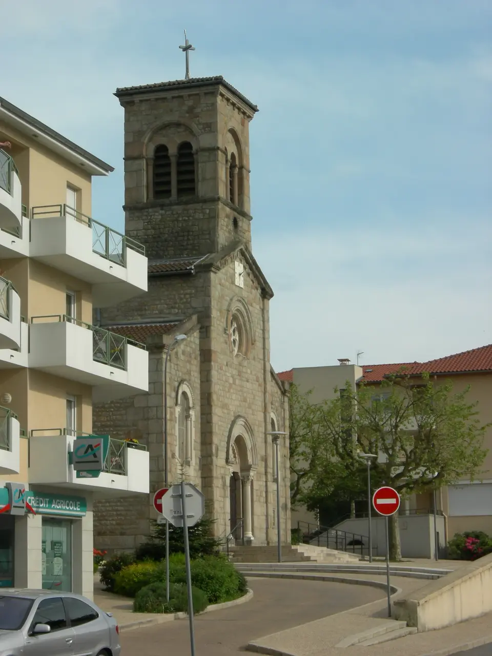 Saint-Priest-en-Jarez - Église place