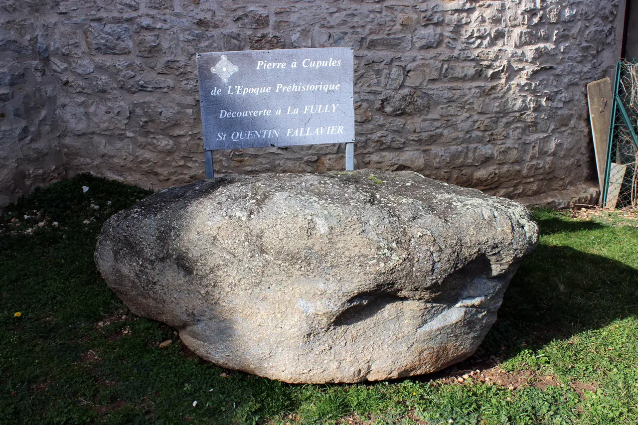 Pierre à cupules Saint-Quentin-Fallavier