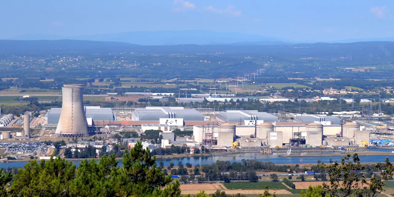 Saint Restitut - vue sur la centrale nucléaire du Tricastin 2