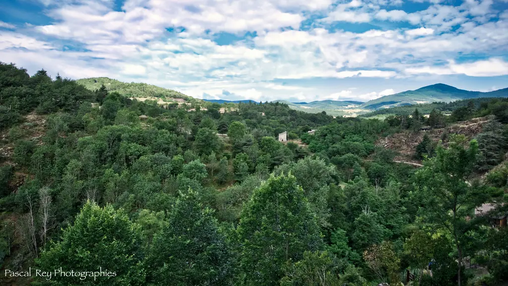 De la terrasse de Notre-Dame de Saint-Romain d'Ay, vue sur l'Ardèche.