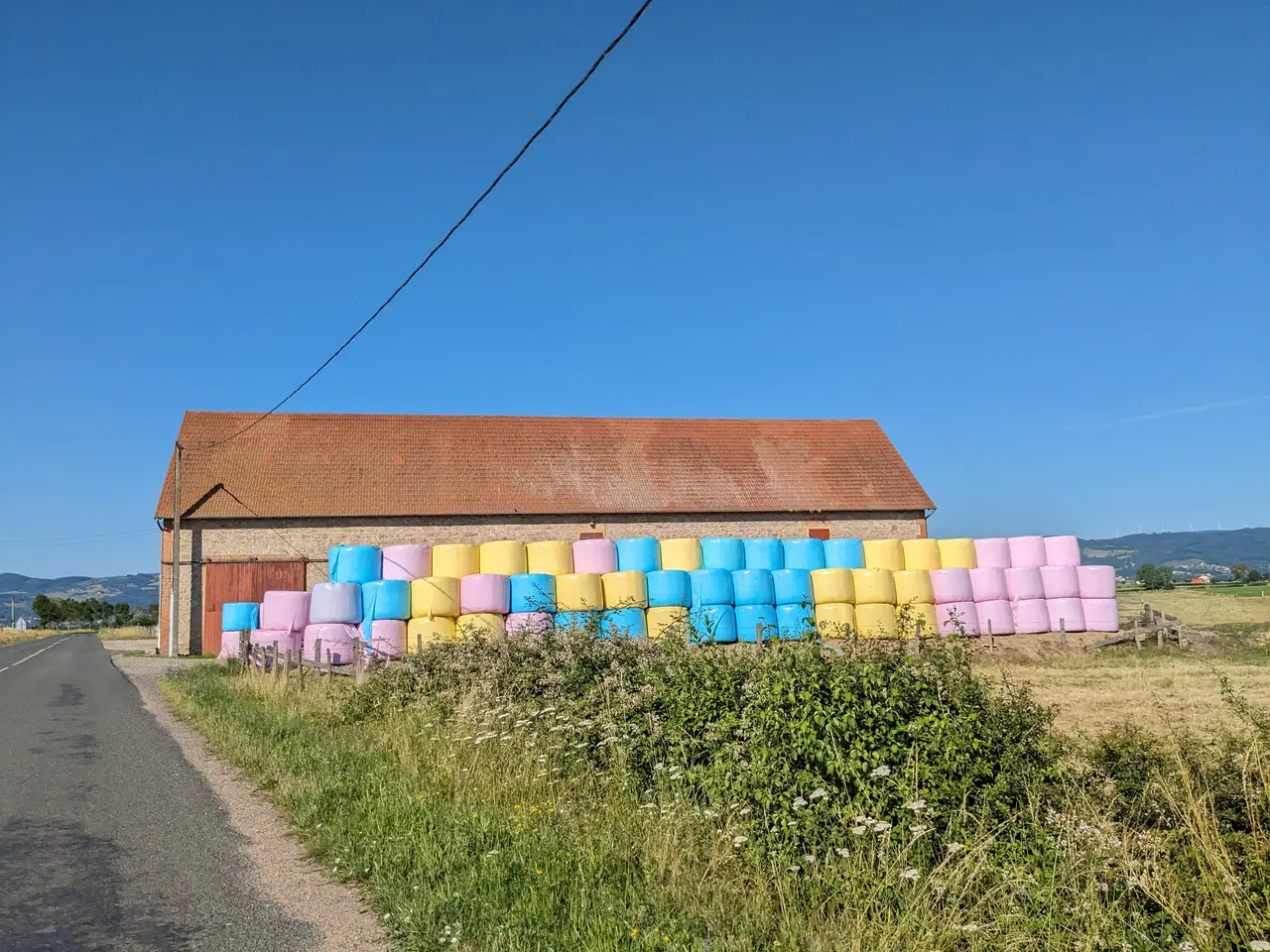 Saint-Romain-la-Motte - Route de Renaison - Balles de foin enrubannées