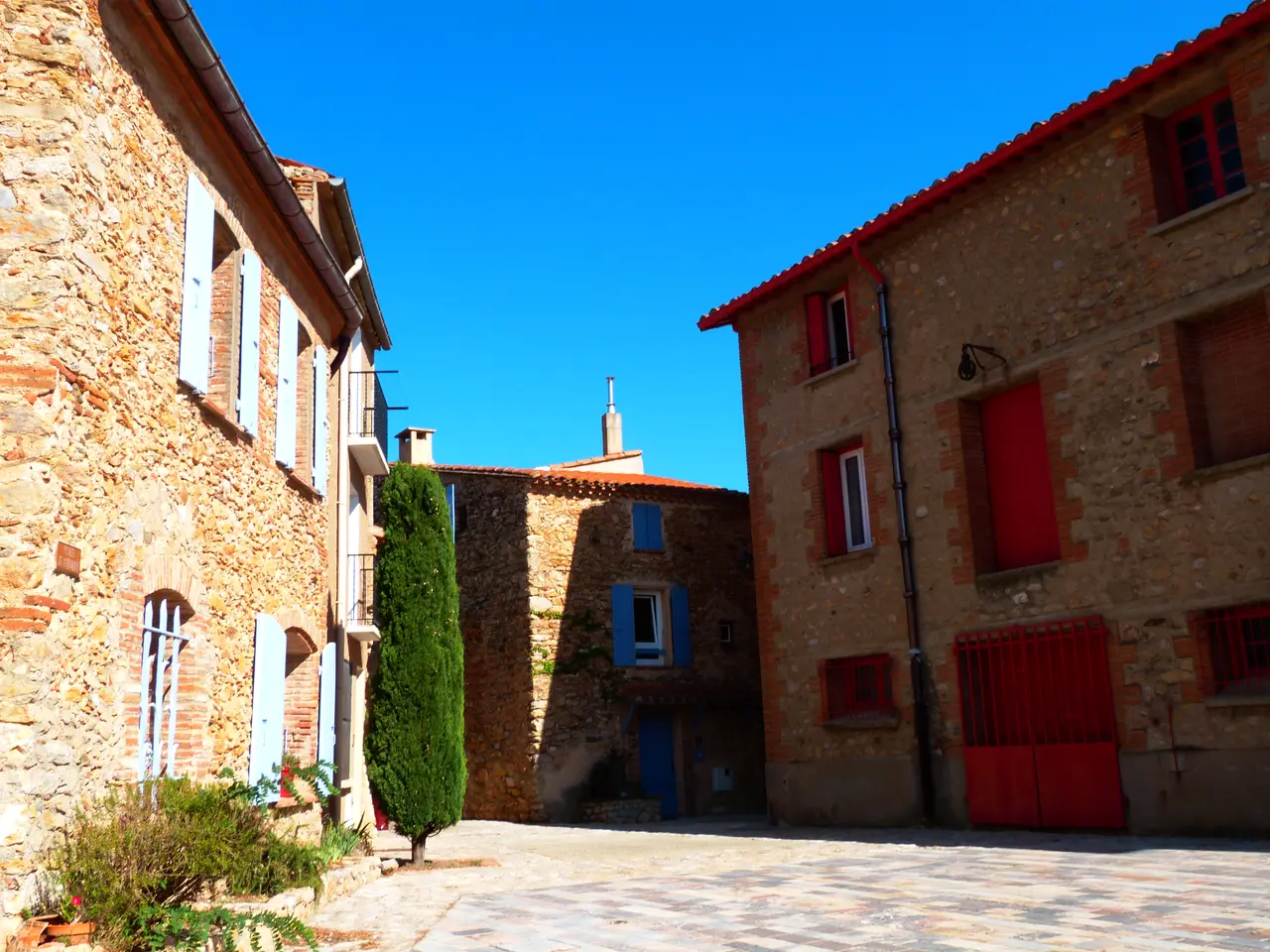 Place à Sainte-Colombe-de-la-Commanderie