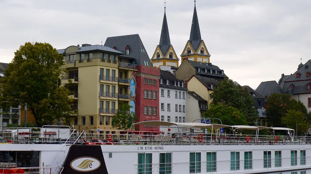 Allemagne, Koblenz (Coblence), des maisons sur la rue Peter-Altmeir-Ufer et les clochers de l'église protestante Florinskirche (Saint-Florin)