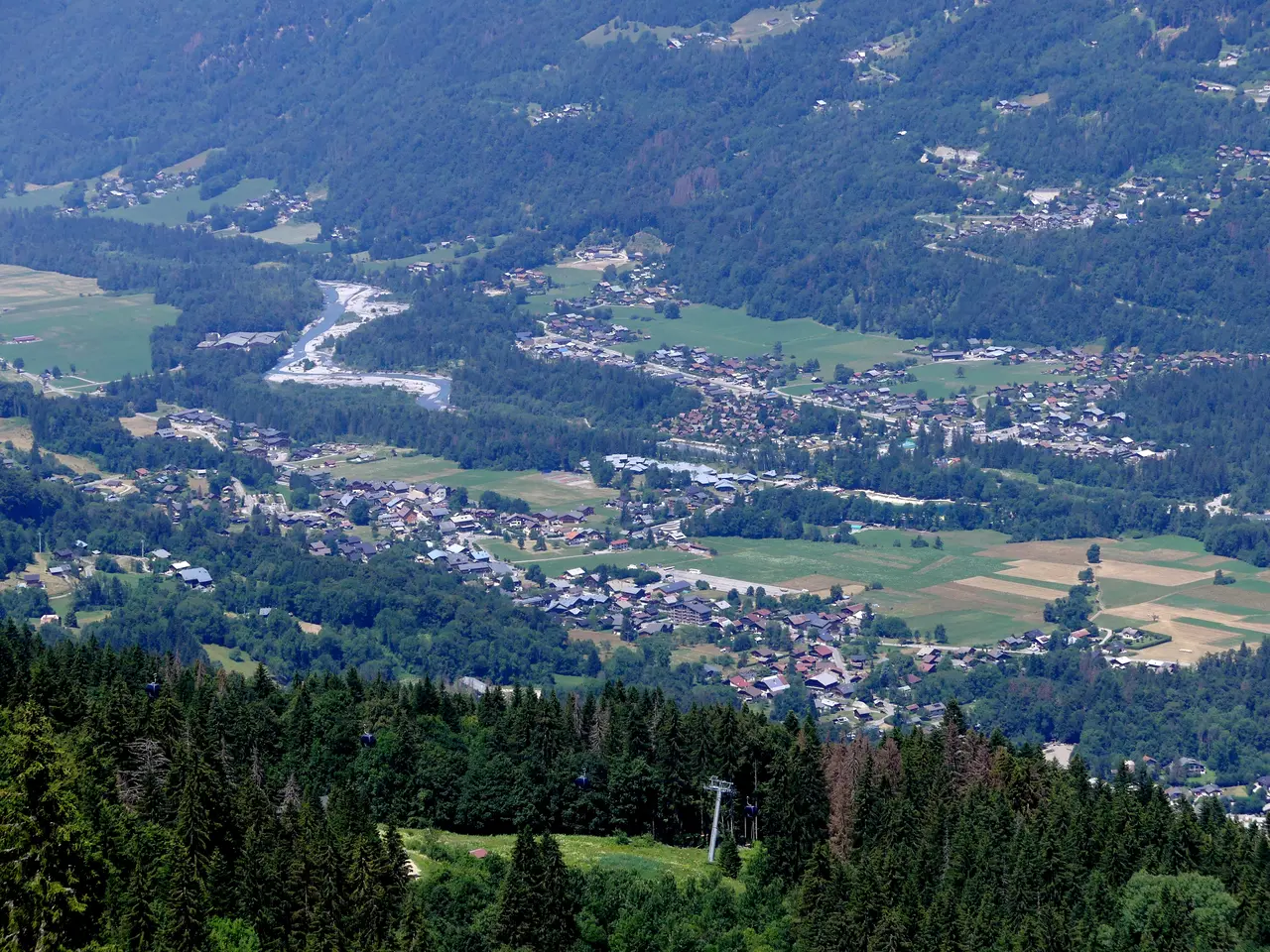 Vue de Morillon depuis les hauteurs de Samoëns (juillet 2023)